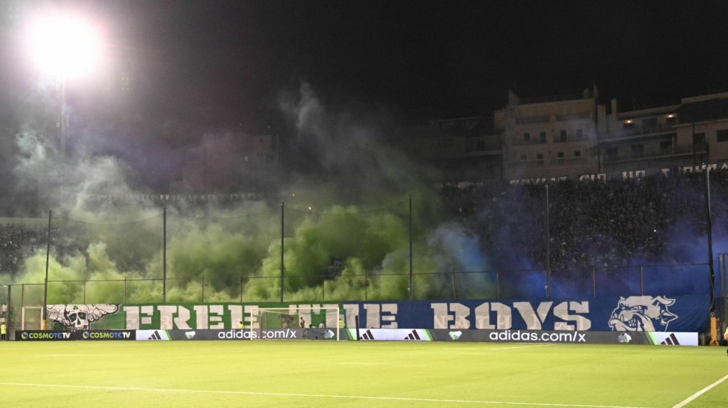 Ανάρτηση... φωτιά του Αϊτόρ για το επίμαχο πανό στην Λεωφόρο