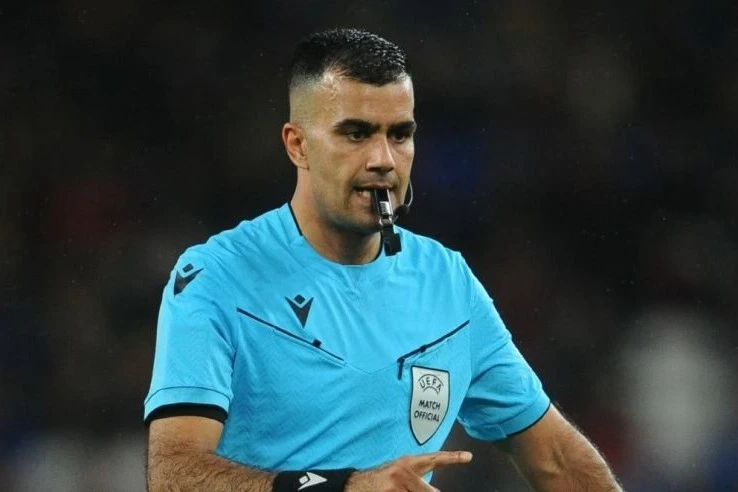 Άρης - ΑΕΚ διαιτητής: Μοιράζει κάρτες και πέναλτι στους Έλληνες ο Σάγκι